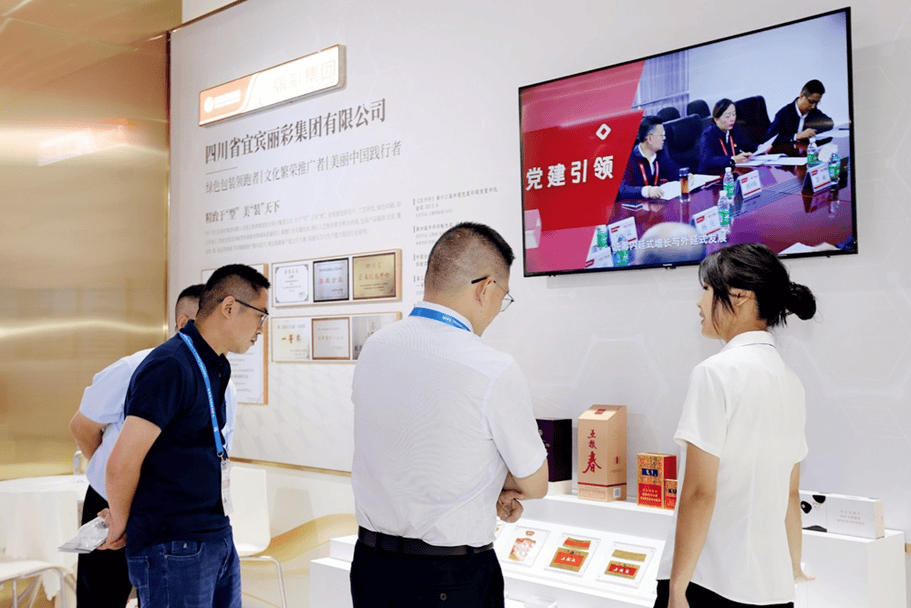 观展客商在丽彩集团展台前听取介绍
