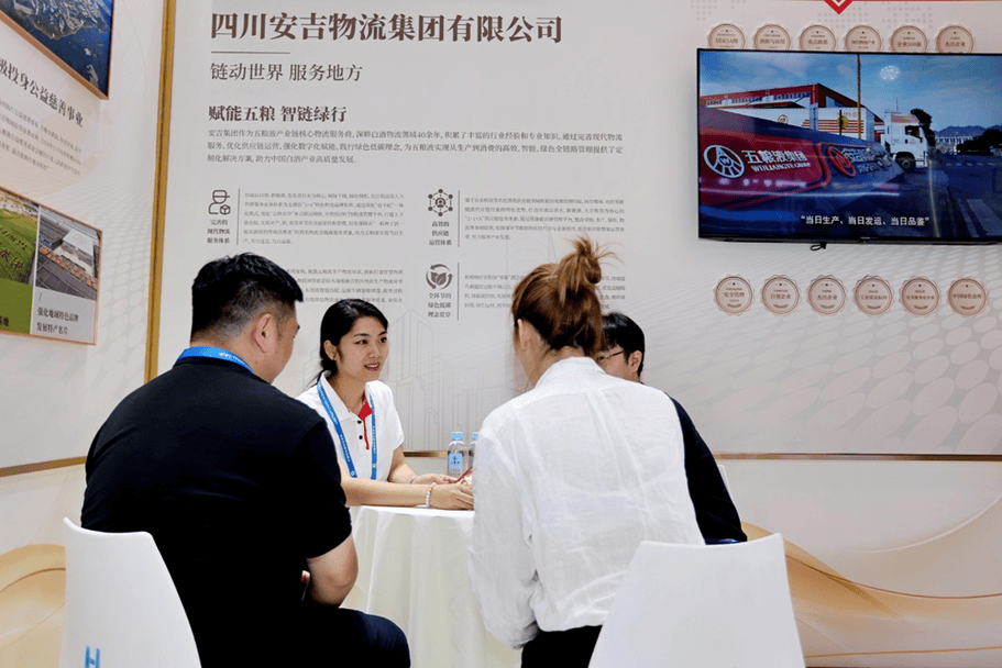 观展客商与安吉物流工作人员进行交流洽谈